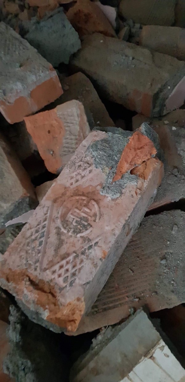 文史人士指被拆的紅磚有歷史價值。（民眾提供）