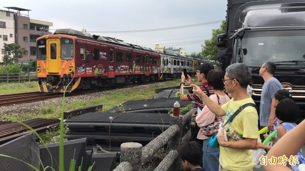 台鐵內灣線小火車定時呼嘯通過竹東文創藝術村，遊客爭相停下腳步打卡搶拍。（記者黃美珠攝）