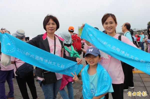 民眾參加親子健行獲得潮T及佛誕毛巾。(記者葉冠妤攝) 民眾參加親子健行獲得潮T及佛誕毛巾。(記者葉冠妤攝)