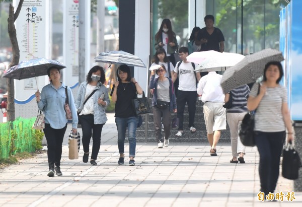 除東半部偶爾有局部短暫雨外，明各地大多為多雲到晴的天氣。（資料照）