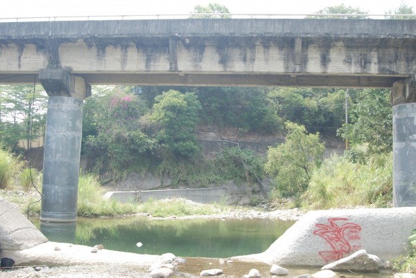 民眾在北田大橋橋下溪流發現的水流屍，並非自行溺斃，而是遭人推下溪水而亡。（記者蘇金鳳翻攝）