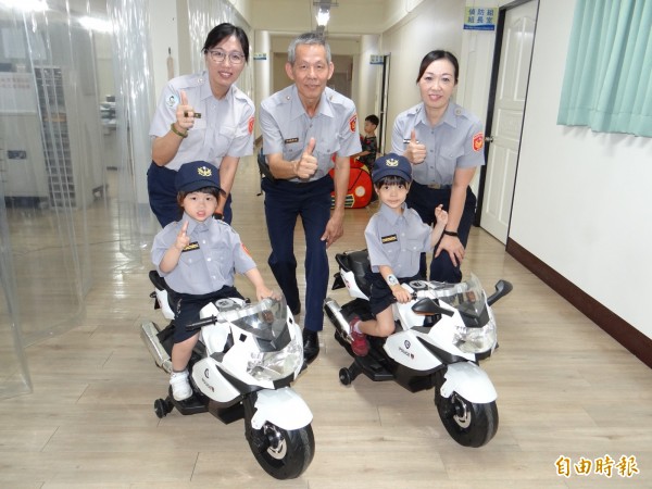 南市婦幼警察隊製作小波麗士制服與小警用重機車，作為防犯罪宣導活動的吸睛工具。（記者王俊忠攝）