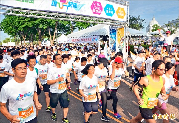 奇美醫學中心在博物館園區首辦公益路跑，迴響熱烈。（記者吳俊鋒攝）