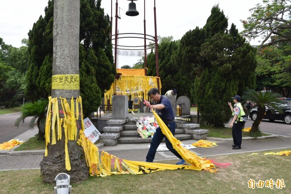 台大校方今天上午展開亂掛黃絲帶的拆除行動。（記者吳柏軒攝）