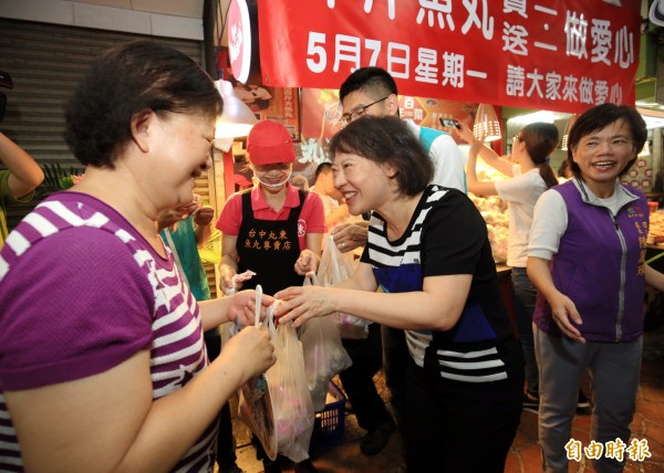 千斤魚丸義賣，廖婉如（中）到場幫忙賣魚丸。（記者張菁雅攝）