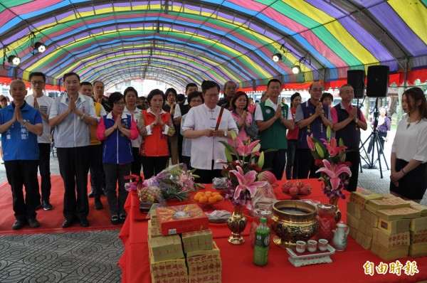 桃園市長鄭文燦（前中）主持瑞發市民活動中心新建工程的動土典禮。（記者周敏鴻攝）