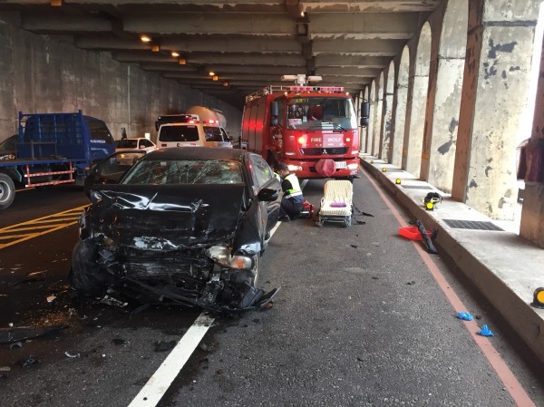 黑色轎車被撞到車頭全毀，駕駛失去生命跡象。（記者吳昇儒翻攝）