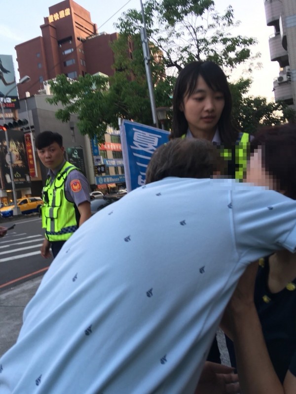 莊婦的丈夫抱著她安慰，女警余苓茹也在旁安撫。（記者張瑞楨翻攝）