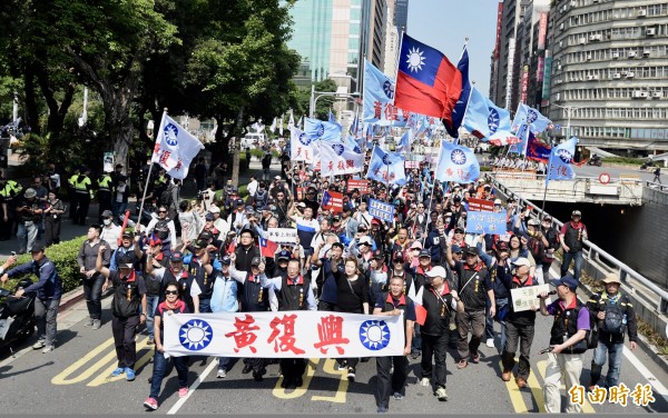 八百壯士成員號召退軍袍澤九日上街頭抗議。圖為四月間遊行抗議。（資料照）