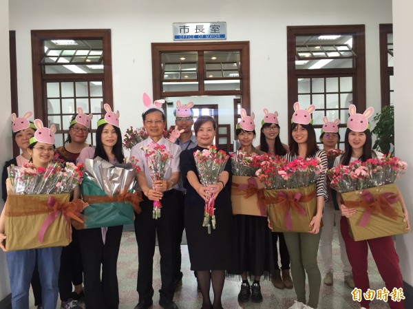 新竹市副市長沈慧虹以女性角度，送康乃馨給府內女性員工，祝大家母親節快樂，更鼓勵大家要勇敢對媽媽說愛。（記者洪美秀攝）