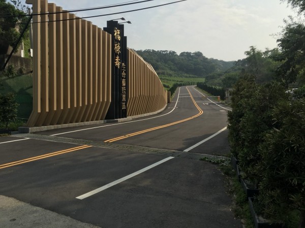 圖為苗栗縣後龍鎮福祿壽殯葬園聯外道路。（記者張勳騰翻攝）