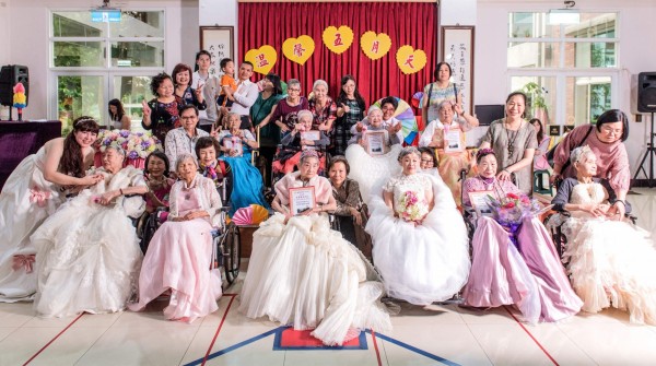 10位高齡新娘穿上夢寐以求的婚紗，同台拍合照。 （怡德長照中心提供）