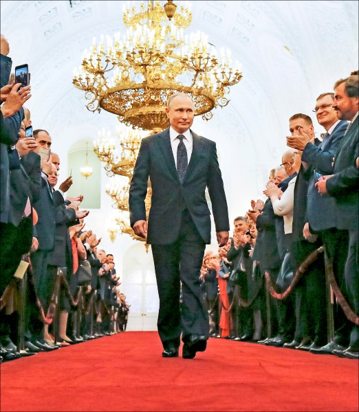 俄羅斯總統普廷七日在莫斯科克里姆林宮宣誓就職。（路透）