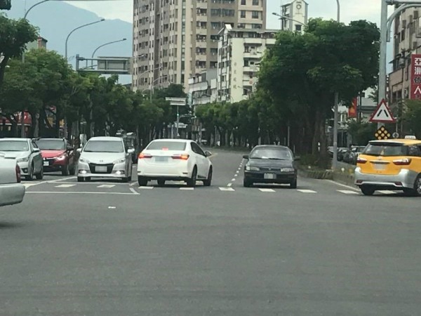 有民眾當時在停等紅燈，忽覺前方路況有異，原來是1輛自小客車逆向在內側車道停等紅燈。（圖擷取自爆料公社）
