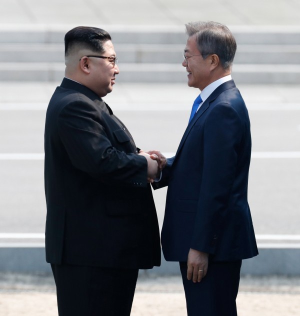 北韓領導人金正恩（左）和南韓總統文在寅（右），在上月27日進行元首會談。近日卻有南韓媒體表示，北韓曾在「文金會」前夕，嘗試對南韓政府網站發動駭客攻擊。（歐新社）