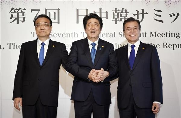 日本首相安倍晉三（中）、中國國務院總理李克強（左）與南韓總統文在寅（右），9日在東京赤坂迎賓館舉行第7次日中韓峰會。（代表攝影）
