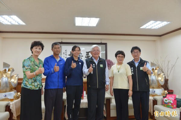 蔡瀞瑢（左三）今天到雲林縣政府，接受縣長李進勇（右三）表揚。（記者詹士弘攝）