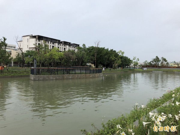 市府整治花博豐原園區內的軟埤溪，營造面積約一公頃的湖面，未來將作為輕艇基地。（記者歐素美攝）