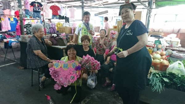 今年中部康乃馨盛產，民代採購分贈民眾。（記者張瑞楨翻攝）