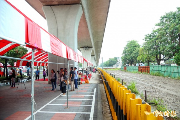 鐵路高架化下方土地將打造為綠空廊道。（記者張菁雅攝）