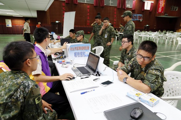 新北市行動報稅服務讓國軍免離營、免請假即可輕鬆報稅。（新北市民政局提供）