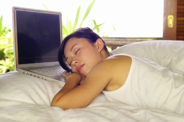 美國紐約賓漢頓大學發布最新研究，每天若睡不到6小時，罹患憂鬱症的風險將大增80%，對女性的影響甚鉅。（情境照）