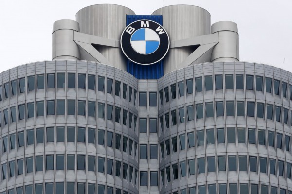 英國媒體爆料，BMW等到英國發生相關事故後，才宣布召回車款。圖為BMW德國總部。（美聯社）