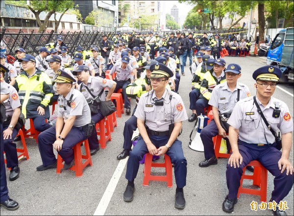 反軍改團體昨集結立法院外抗議，警方嚴陣以待。（記者黃耀徵攝）