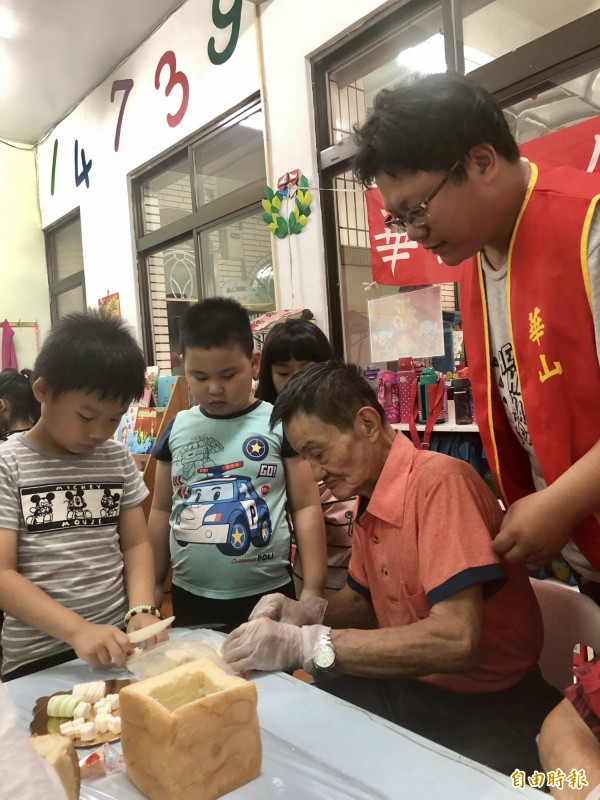 幼兒陪伴長輩做美食。（記者羅欣貞攝）