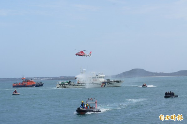 澎湖民安4號演習，出動海陸空等各救難單位加入演練。（記者劉禹慶攝）