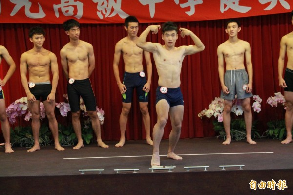 南光高中健美比賽今登場,高中生亮出健碩肌肉,胸肌腹肌還是三角肌,都有看頭,肌情演出。(記者王涵平攝) 南光高中健美比賽今登場,高中生亮出健碩肌肉,胸肌腹肌還是三角肌,都有看頭,肌情演出。(記者王涵平攝)