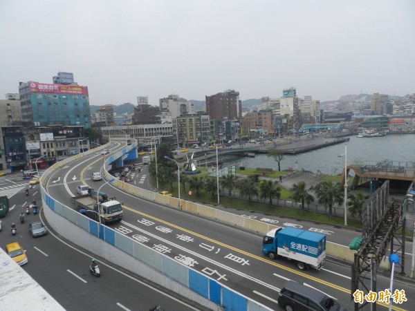 基隆東岸高架橋曾是危橋，市府限制貨櫃車通行。（記者盧賢秀攝）