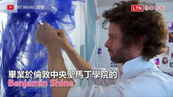 Benjamin Shine精湛的熨燙技術構築出一張張生動的薄紗肖像畫。（授權：TRT WORLD）