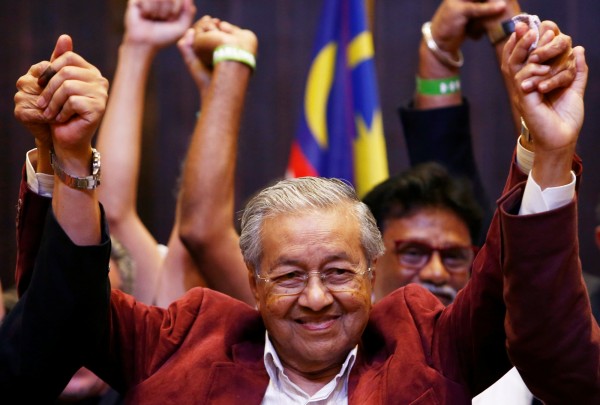 92歲前首相馬哈地（Mahathir Mohamad）所組成的在野「希望聯盟」（Pakatan Harapan,PH），擊敗執政60年的「國民陣線」（BN）。（路透）