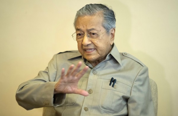 馬來西亞大選結果今天出爐，92歲前首相馬哈地（Mahathir bin Mohamad）為首的在野「希望聯盟」（Pakatan Harapan）獲得國會下議院席次過半。（美聯社資料照）