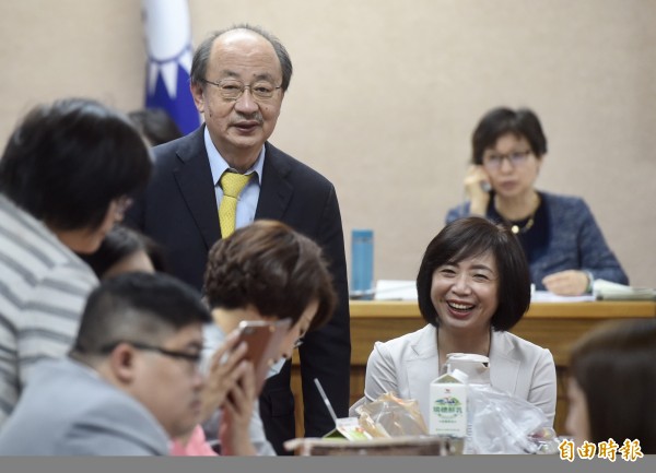 立法院外交及國防委員會今天（10日）續審軍人年金改革相關法案，民進黨立院黨團總召柯建銘（中）坐鎮。（記者簡榮豐攝）