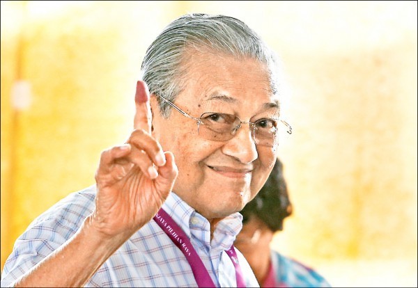 92歲前首相馬哈地（Mahathir Mohamad）所組成的在野「希望聯盟」（Pakatan Harapan,PH），擊敗執政60年的「國民陣線」（BN）。（路透）