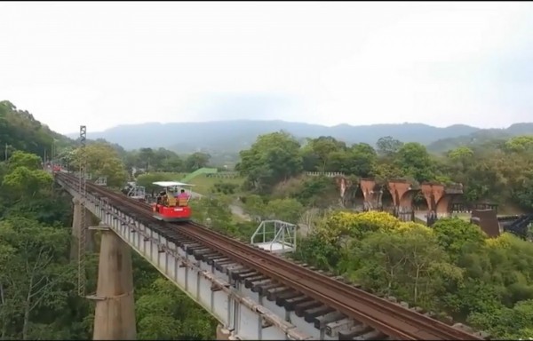 苗栗縣鐵道自行車其中一段騎程跨越高約30公尺的魚藤坪鐵橋，遊客可居高臨下欣賞龍騰斷橋、飽覽周邊翠綠山林美景，但鐵橋兩側沒有防護，而且鐵道自行車為開放式車廂，引發騎乘安全疑慮。（記者彭健禮翻攝）