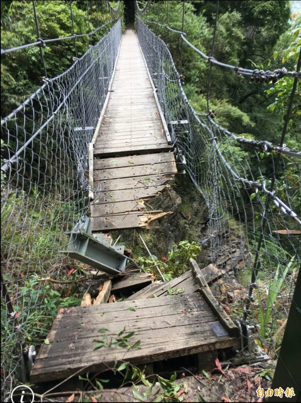 玉山國家公園八通關雲龍吊橋遭落石擊毀，暫時封閉，連帶使得其後的長程路線也禁止前往。（玉山國家公園管理處提供）