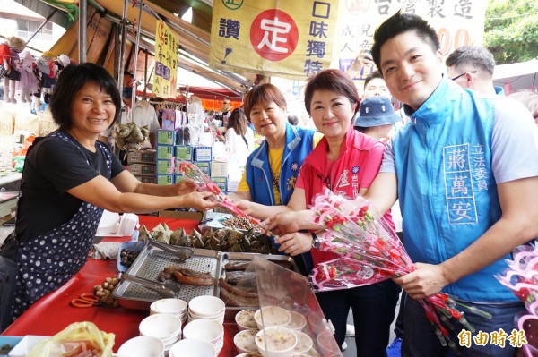 盧秀燕與蔣萬安到市場送康乃馨。（記者蔡淑媛攝）                           