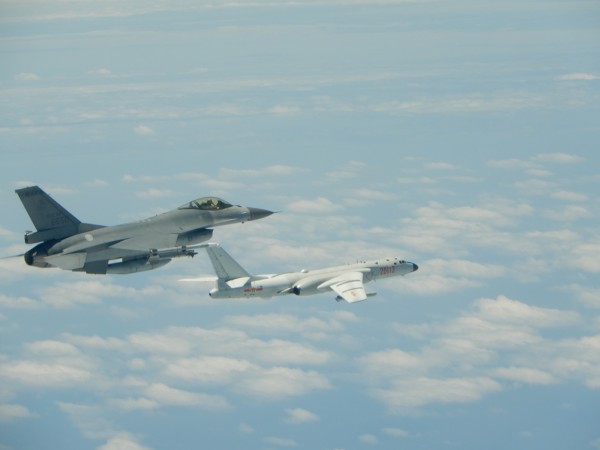 國軍因應中國軍機繞台訓練，派遣戰機升空監偵，並拍攝中國軍機畫面。（國防部提供）