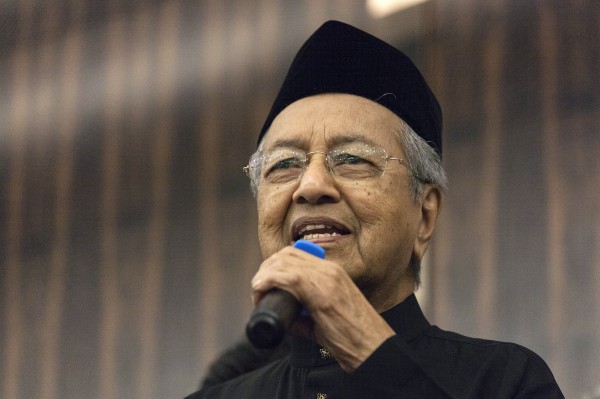 92歲馬哈地（Mahathir Mohamad）宣誓就職馬來西亞首相，成為全球最老領導人。（彭博）