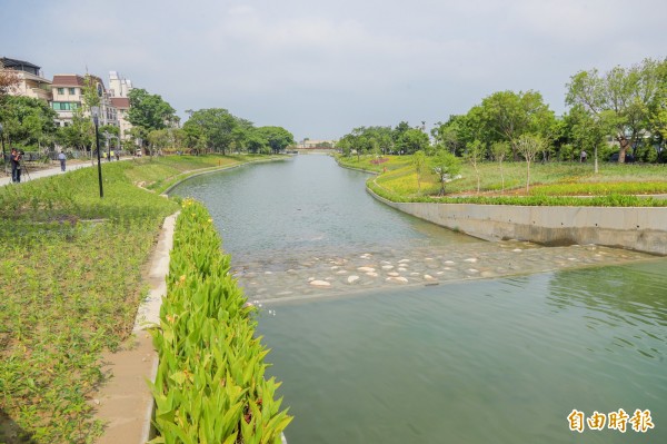  軟埤仔溪水岸景觀優美。（記者張軒哲攝）