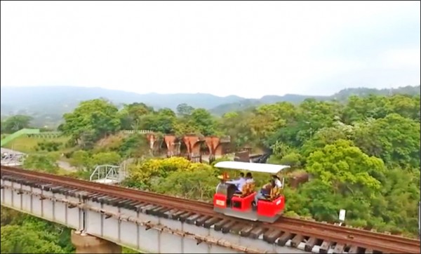 苗栗縣鐵道自行車須橫越高約卅公尺的魚藤坪鐵橋，引發安全疑慮。（記者彭健禮翻攝）