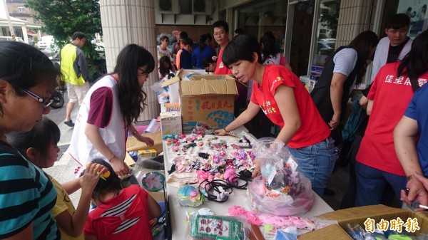 母親節前夕，北台南家扶中心佳里服務處今天舉辦跳蚤市場義賣助學活動，減輕家扶媽媽們籌措學費的擔憂，民眾響應。（記者楊金城攝）