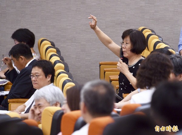 台大經濟系教授鄭秀玲提議，應組專案小組釐清法律問題，並解散有問題的遴選委員會，後續更要確認校長候選人沒有不法情事，盡速進行校長重新遴選。（記者羅沛德攝）