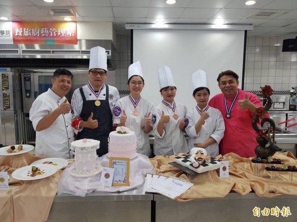 私立經國健康暨管理學院餐旅管理系日前參加2018FHA新加坡國際美食大賽獲得1金1銀2銅佳績，師生與有榮焉。（記者俞肇福攝）