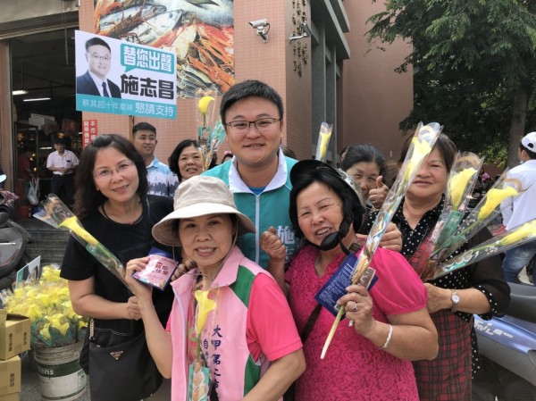 台中市議員參選人施志昌（中），母親節致送外埔在地農產海芋給辛苦的媽媽們。（施志昌提供）