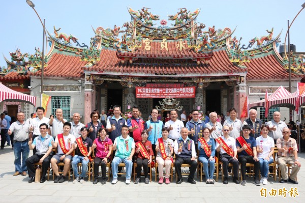 苗栗縣頭份市永貞宮為鼓勵地方優秀學子，依循古禮開中門表揚博士及高考及格仕子。（記者鄭名翔攝）