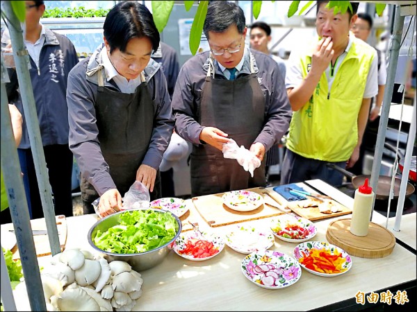 行政院長賴清德（左）和市長鄭文燦（中）在「鼓勵好室」體驗手作生菜料理。（記者許倬勛攝）